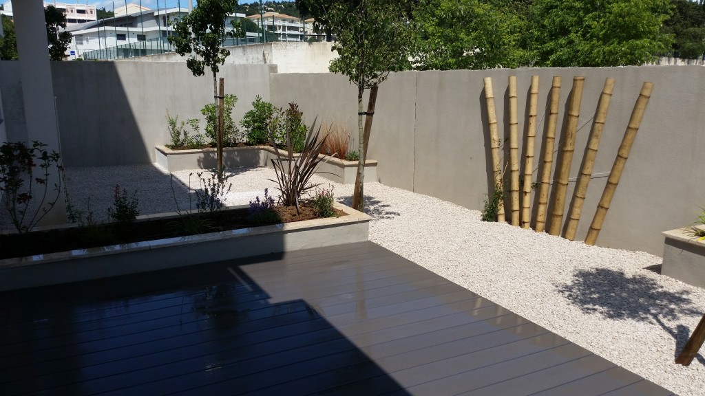terrasse composite sans entretien gris antracite et jardin